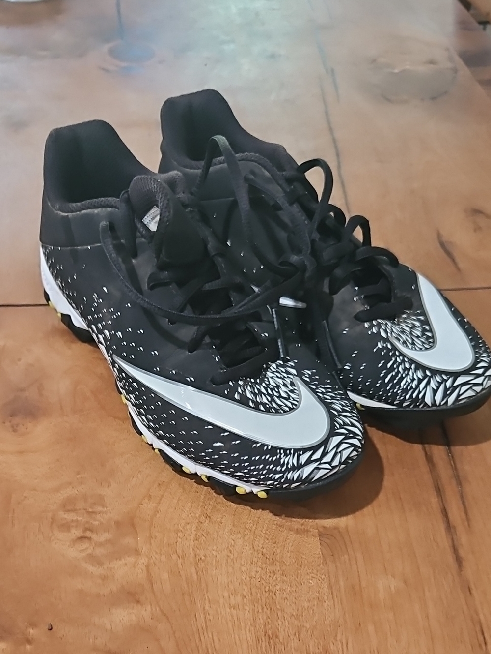 Nike vapor Black & White Graphic Baseball/ Softball Cleats Sz 5y ≈ Wmns 7